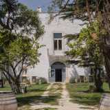 Riprendiamo ora la stradina per giungere fino a Villa Pinto (ex Villa Gallo), edificio del 1729 ora diventato una sala ricevimenti, mantenendo per� il candido e semplice aspetto originale